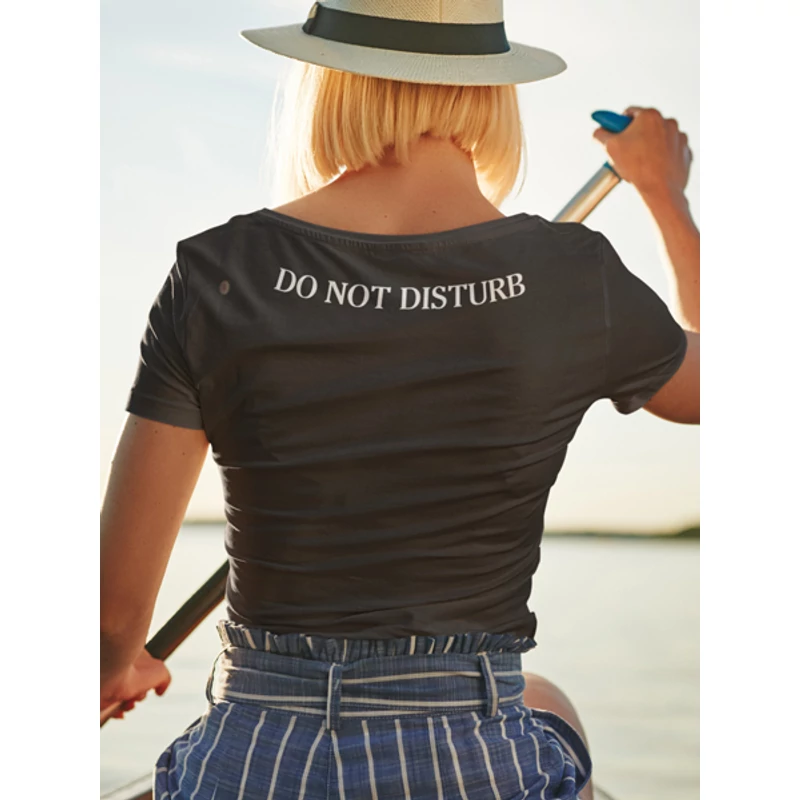 do-not-disturb-sotetszurke-noi-polo